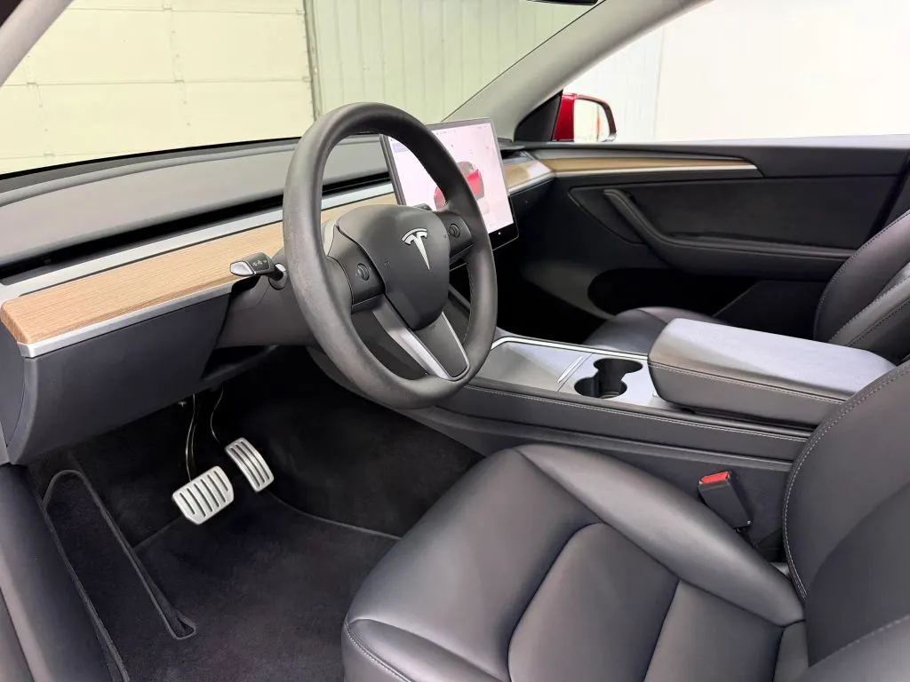 Tesla Model Y photo 12