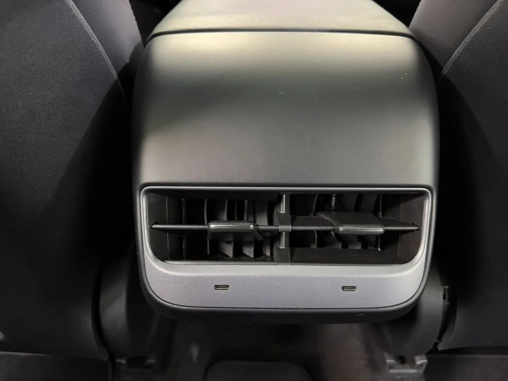 Tesla Model Y photo 19