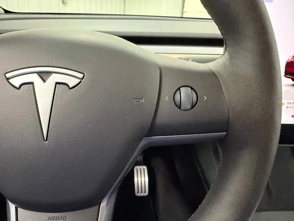 Tesla Model Y photo 29