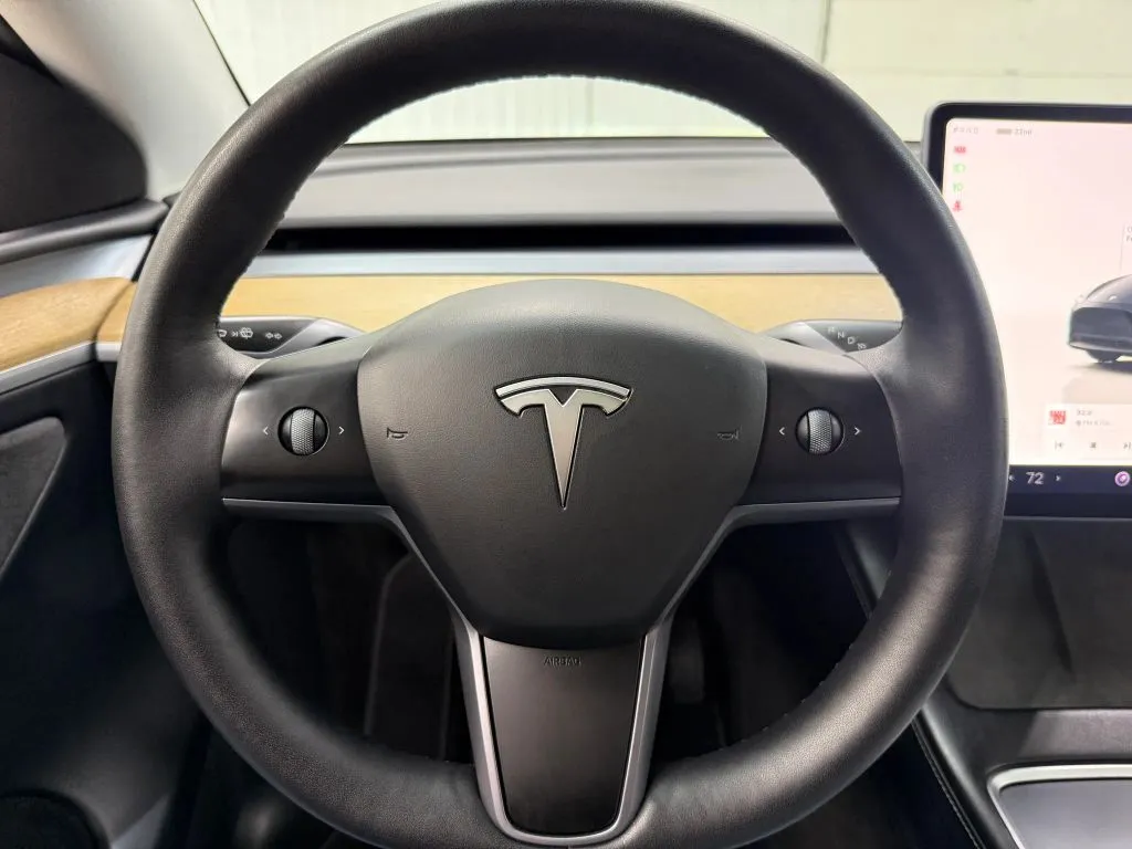 Tesla Model Y photo 19