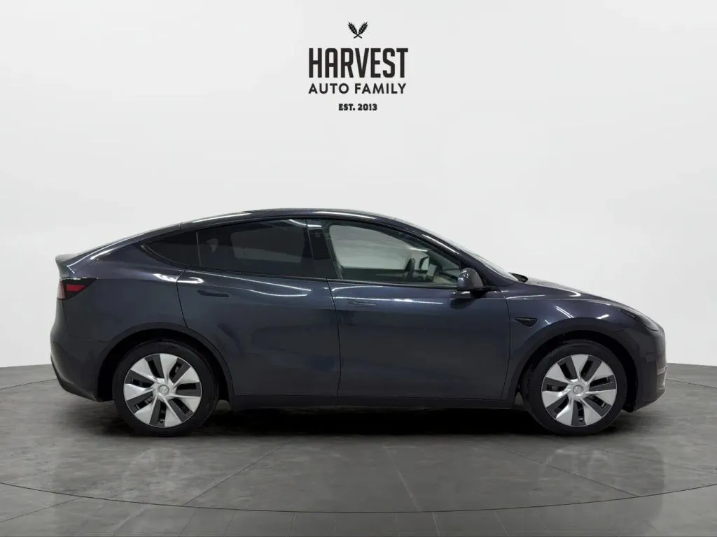 Tesla Model Y photo 8