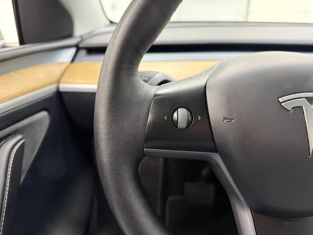 Tesla Model Y photo 26
