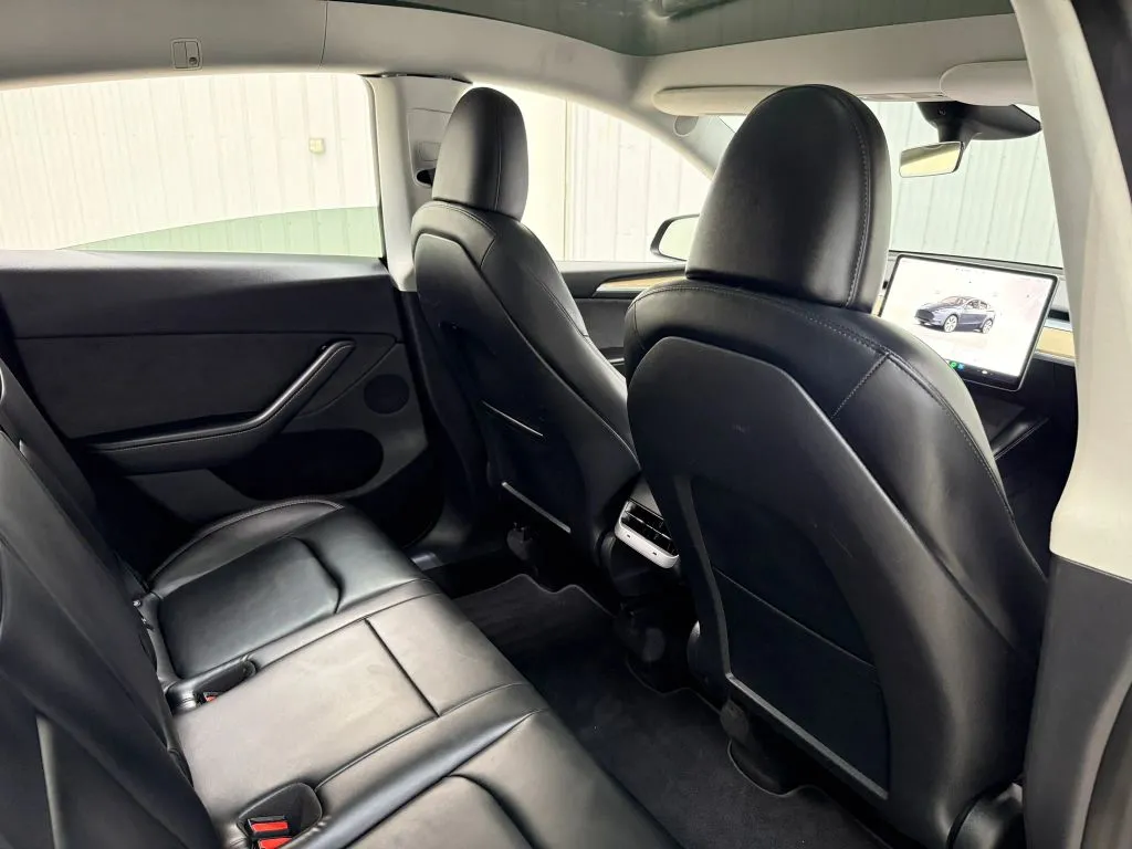Tesla Model Y photo 17