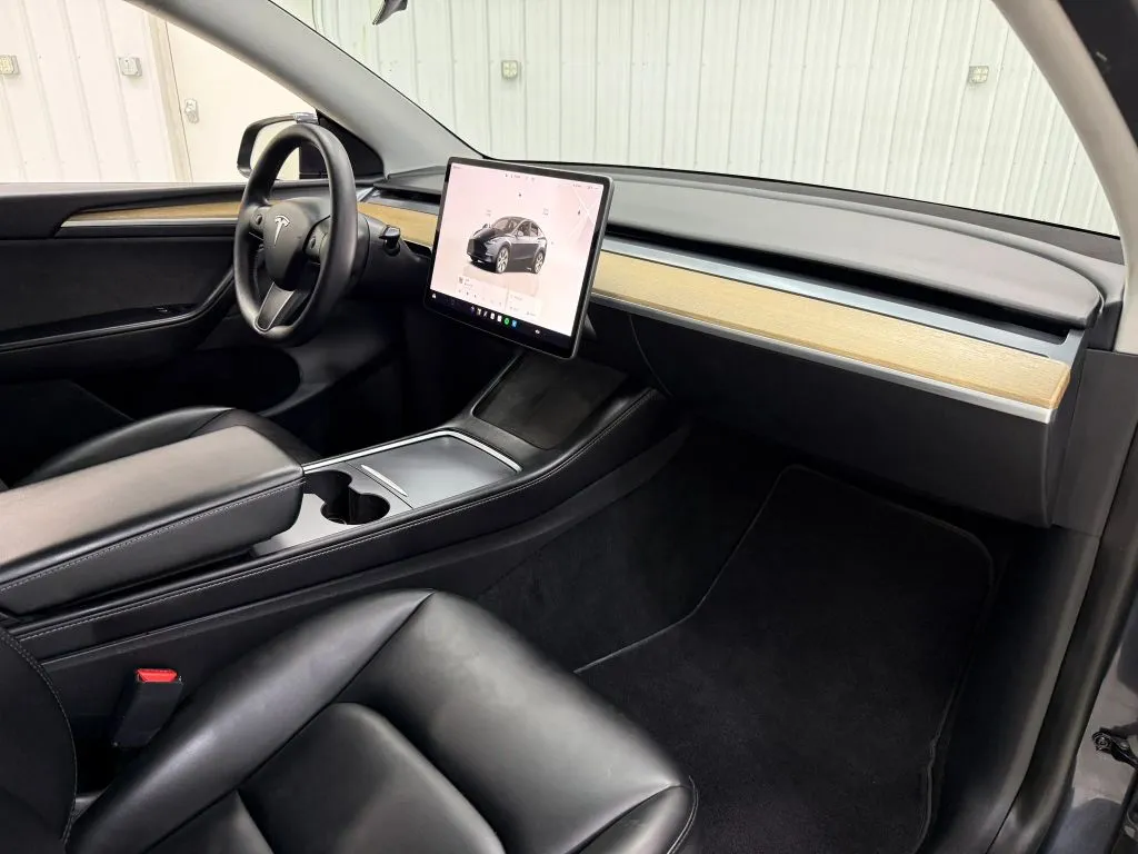 Tesla Model Y photo 14