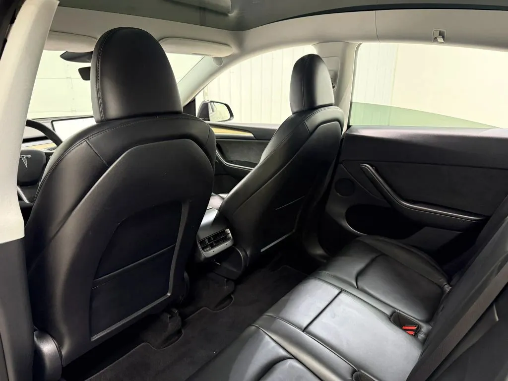 Tesla Model Y photo 16