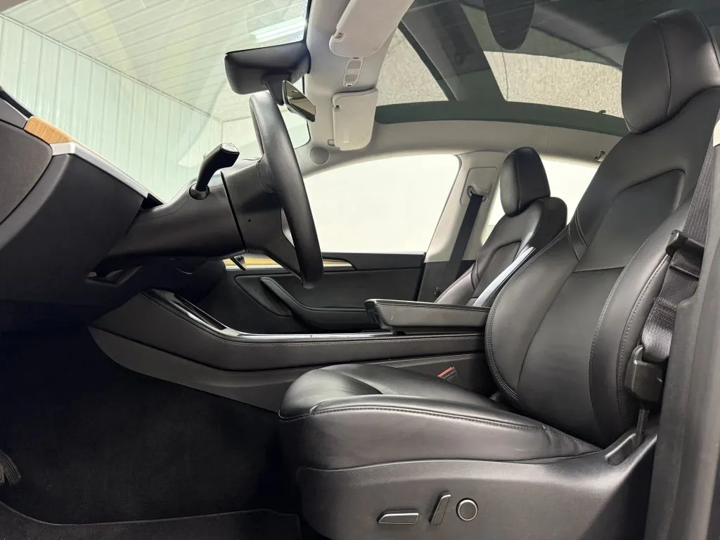 Tesla Model Y photo 15