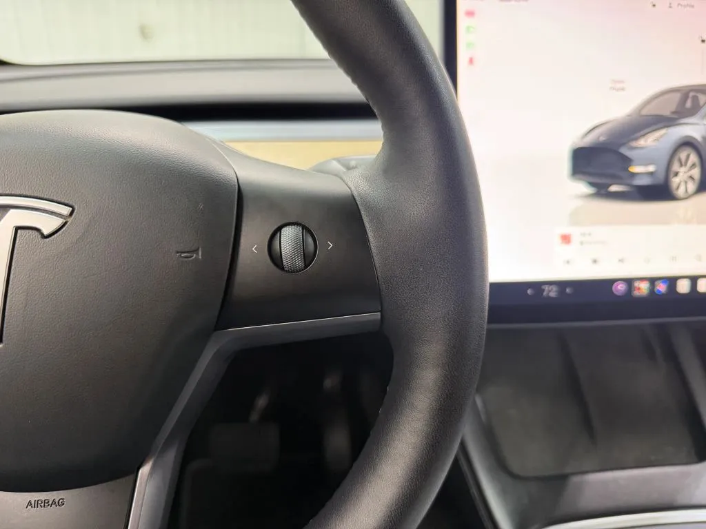 Tesla Model Y photo 27