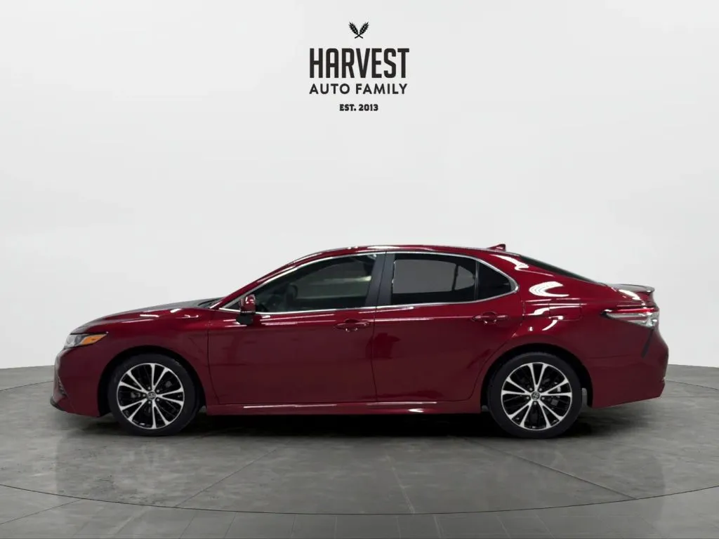 Toyota Camry photo 2