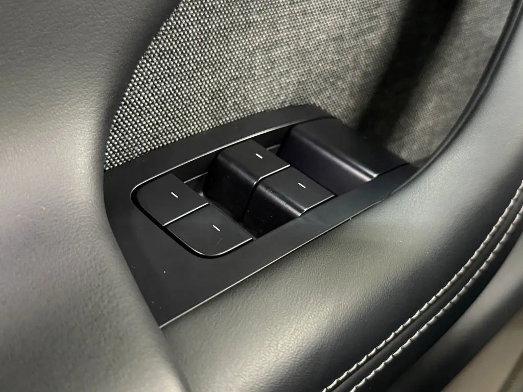 Tesla Model X photo 27