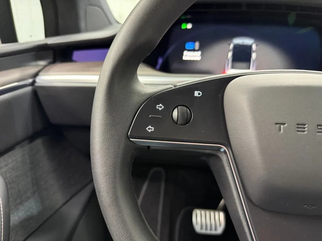 Tesla Model X photo 28