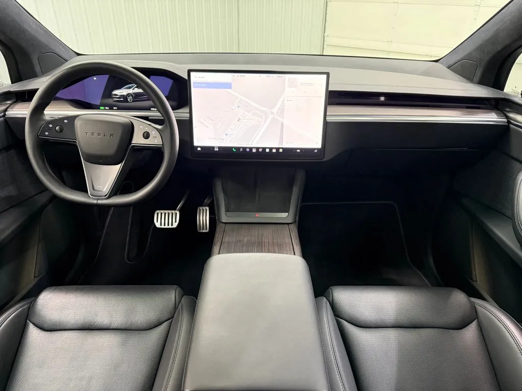 Tesla Model X photo 13