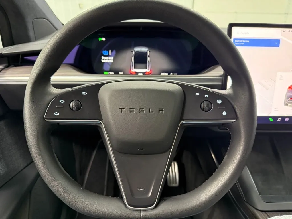 Tesla Model X photo 21