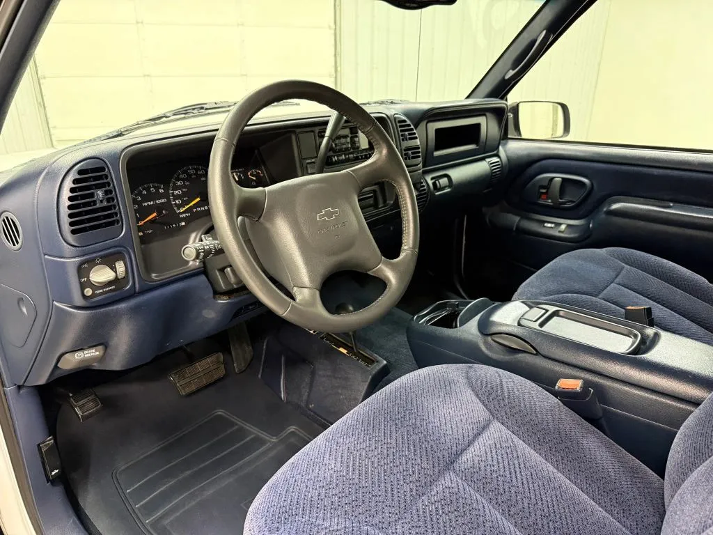 Chevrolet 3500 photo 12