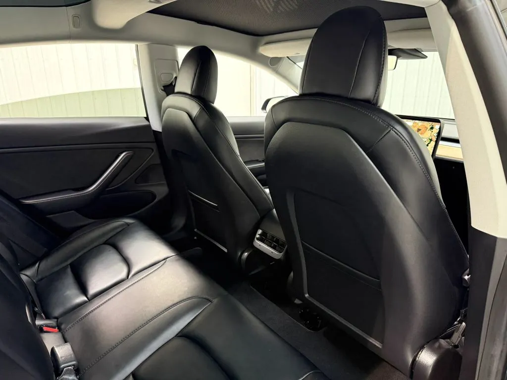 Tesla Model 3 photo 16