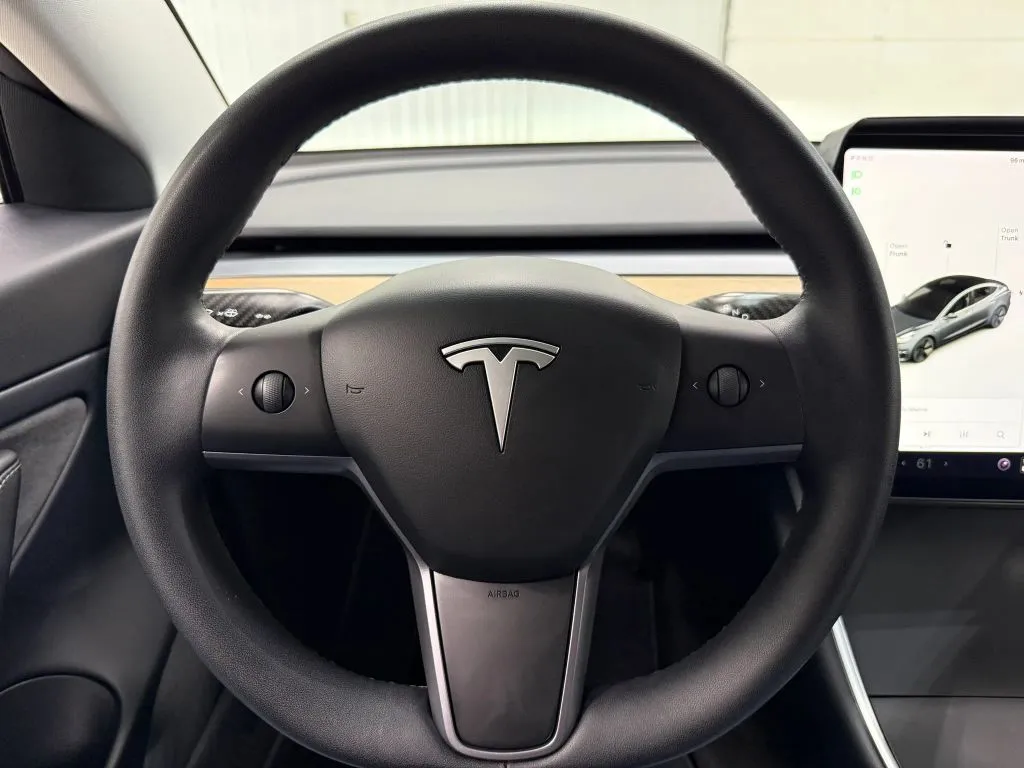 Tesla Model 3 photo 19