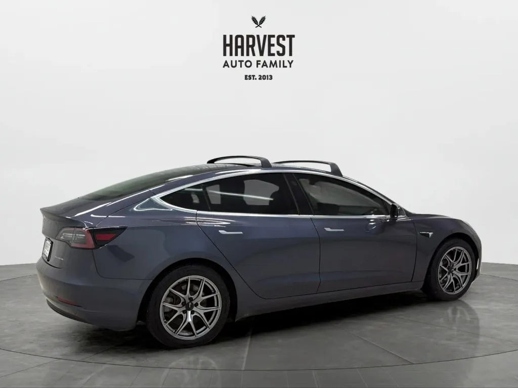 Tesla Model 3 photo 7