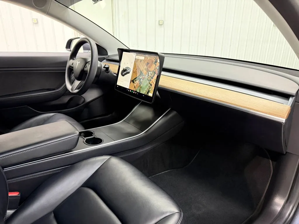 Tesla Model 3 photo 14
