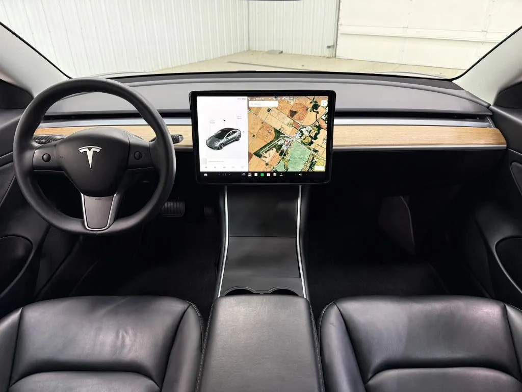 Tesla Model 3 photo 13