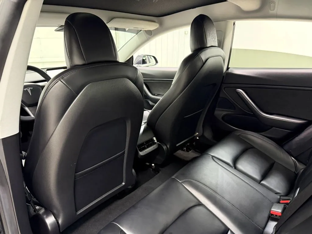 Tesla Model 3 photo 17