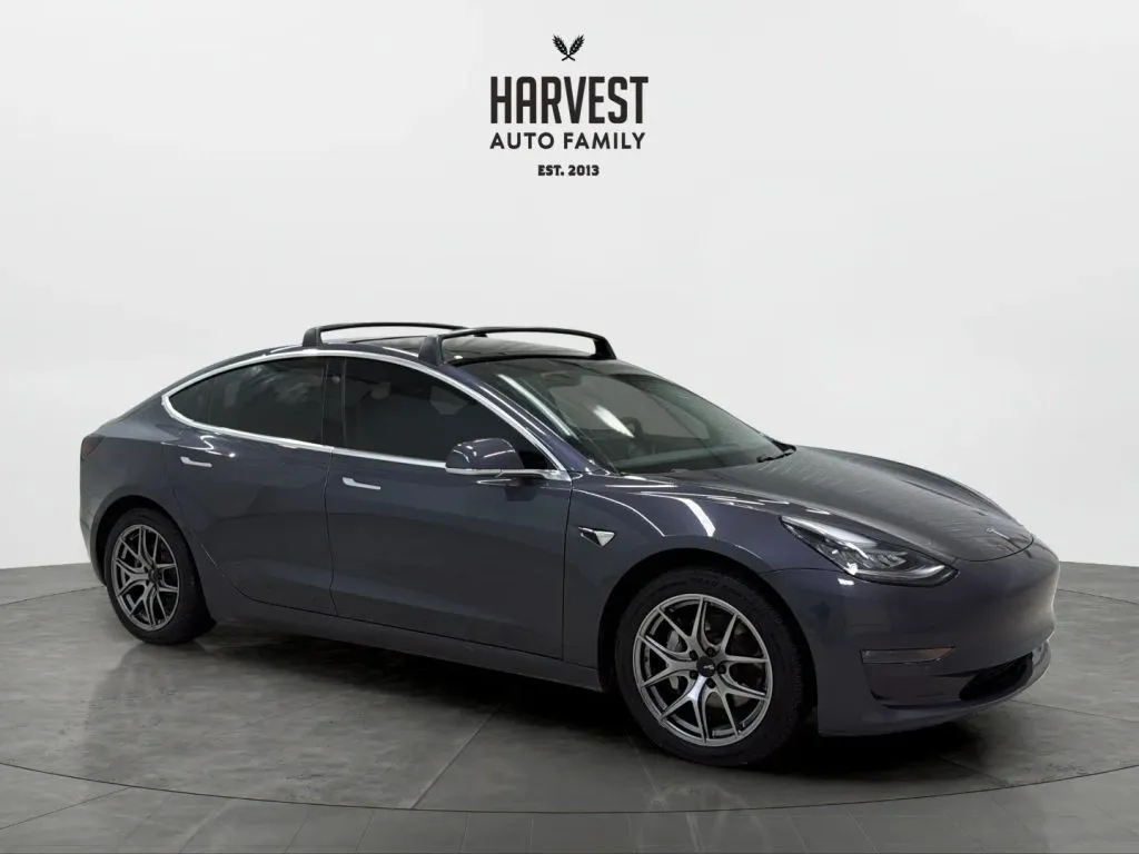 Tesla Model 3 photo 9