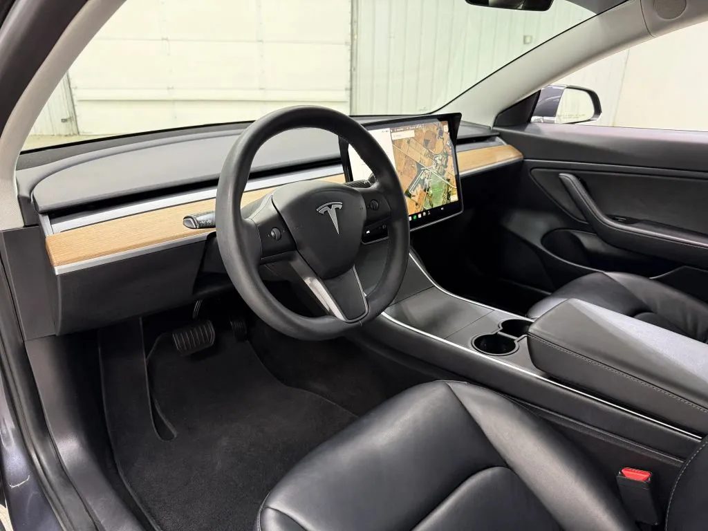 Tesla Model 3 photo 12