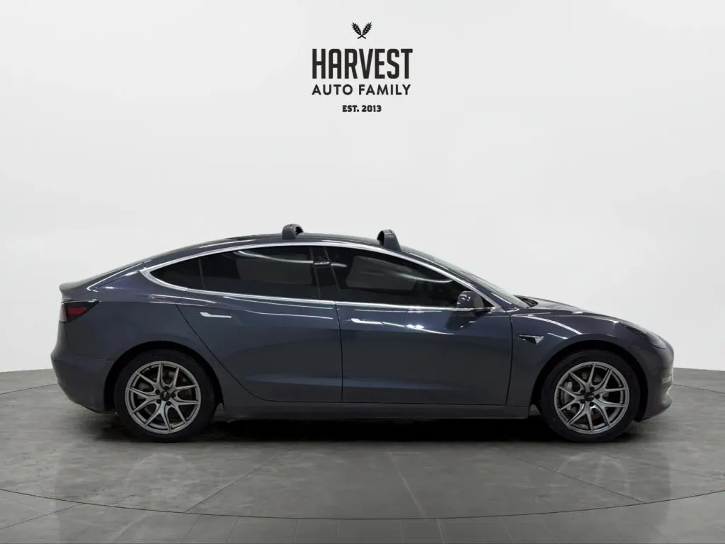 Tesla Model 3 photo 8