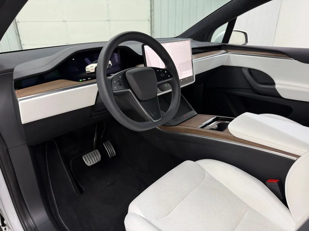 Tesla Model X photo 12