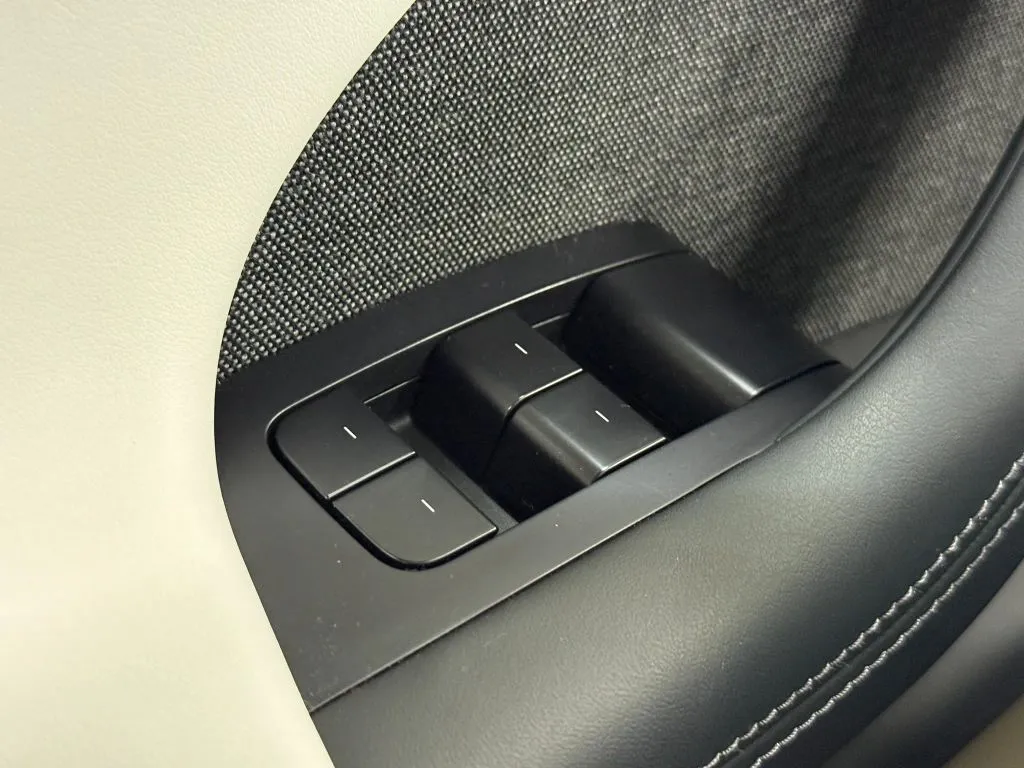 Tesla Model X photo 27