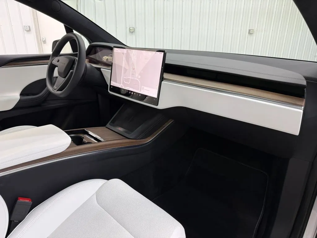 Tesla Model X photo 14