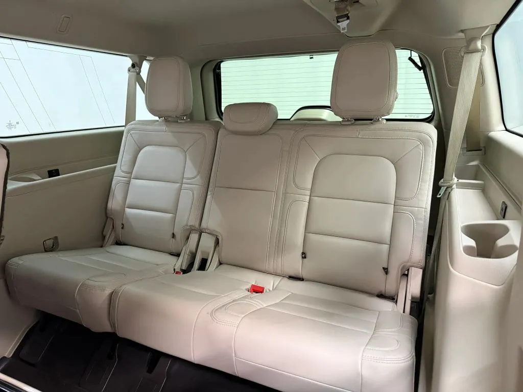 Lincoln Navigator L photo 17