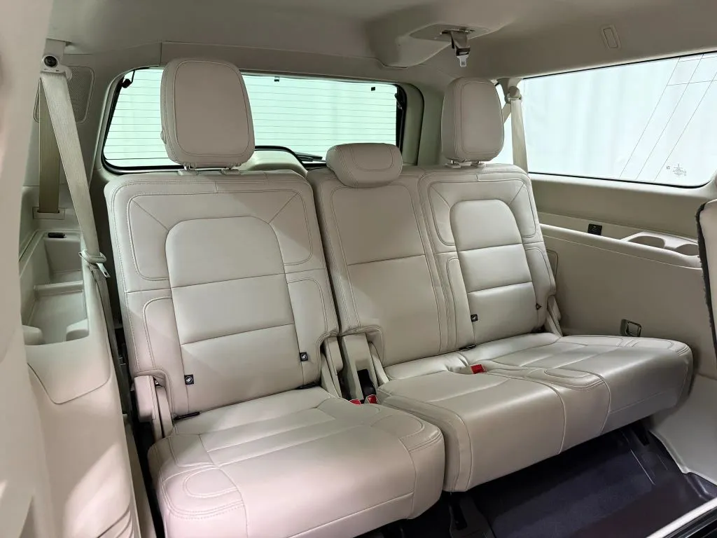 Lincoln Navigator L photo 19