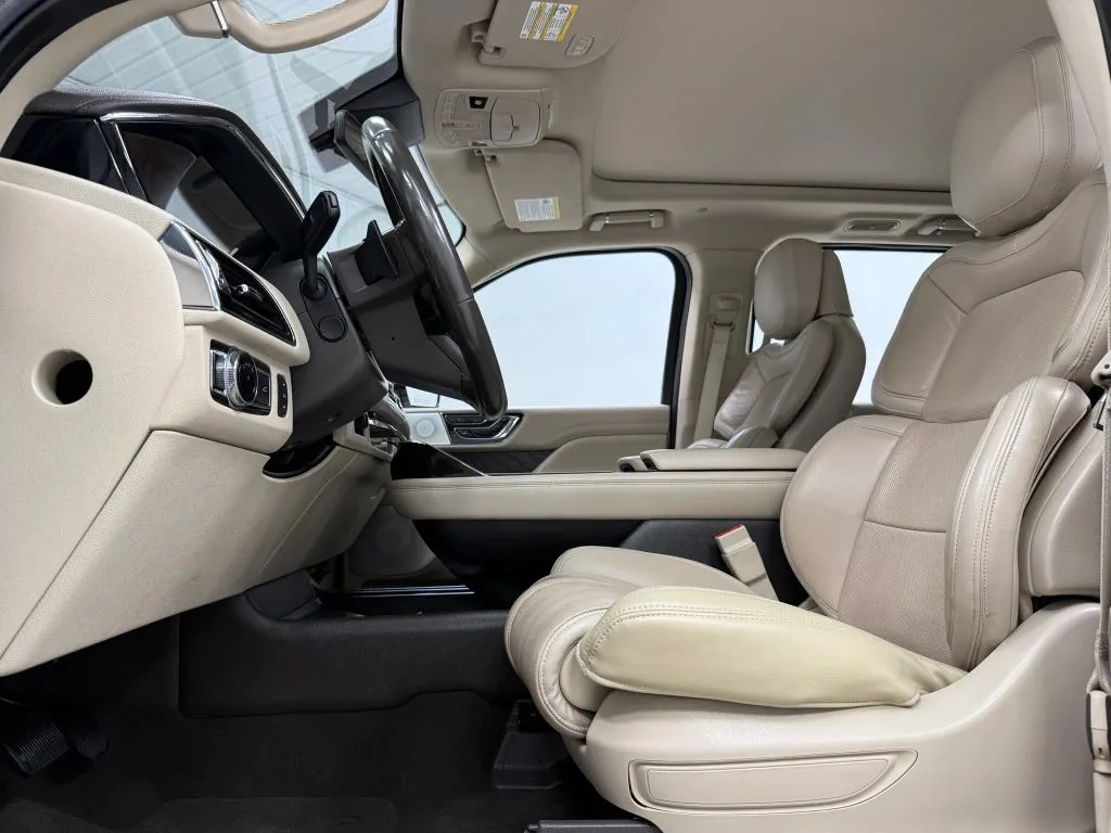 Lincoln Navigator L photo 15