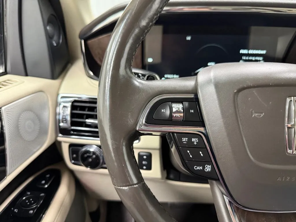 Lincoln Navigator L photo 35
