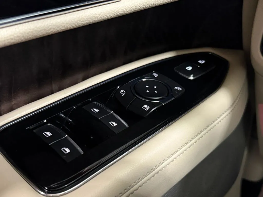 Lincoln Navigator L photo 32