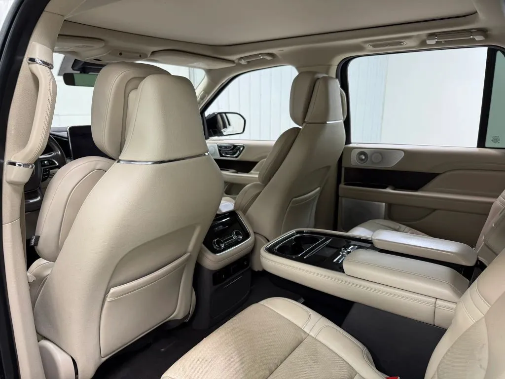 Lincoln Navigator L photo 16