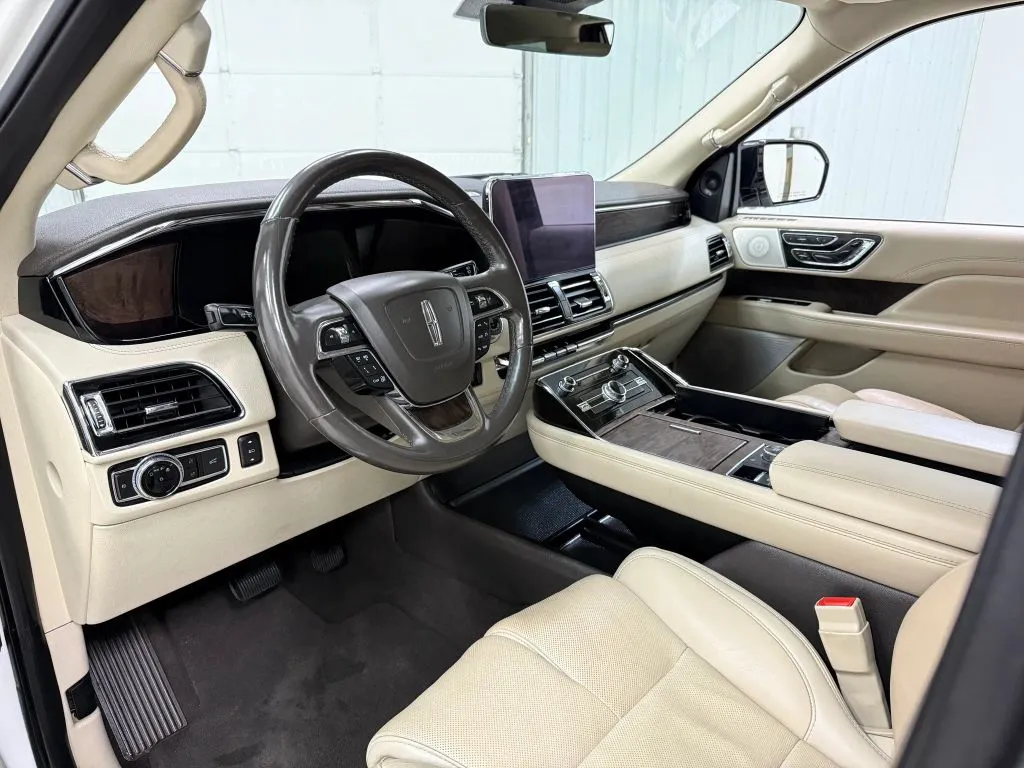 Lincoln Navigator L photo 12