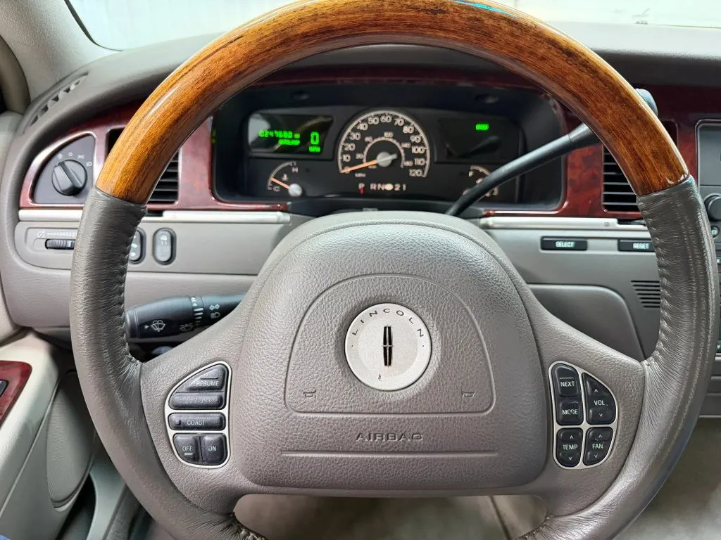 Lincoln Town Car photo 19