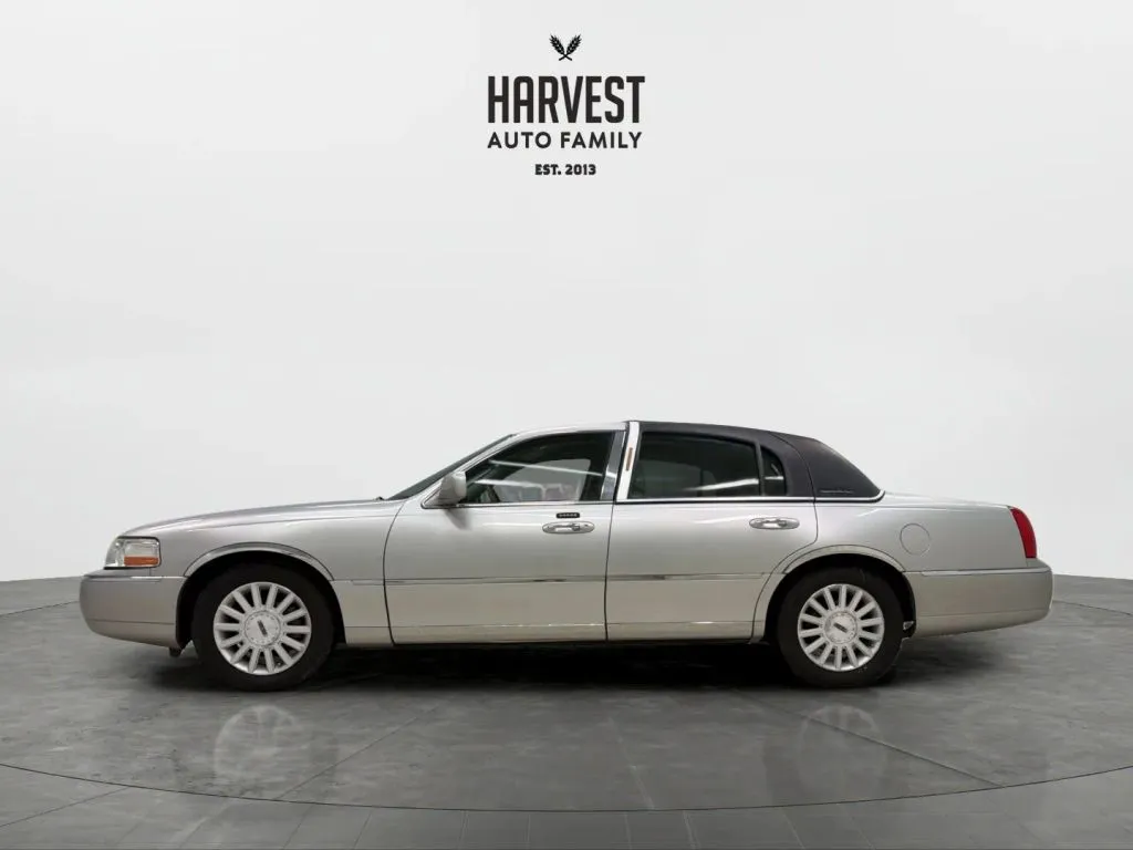 Lincoln Town Car photo 2