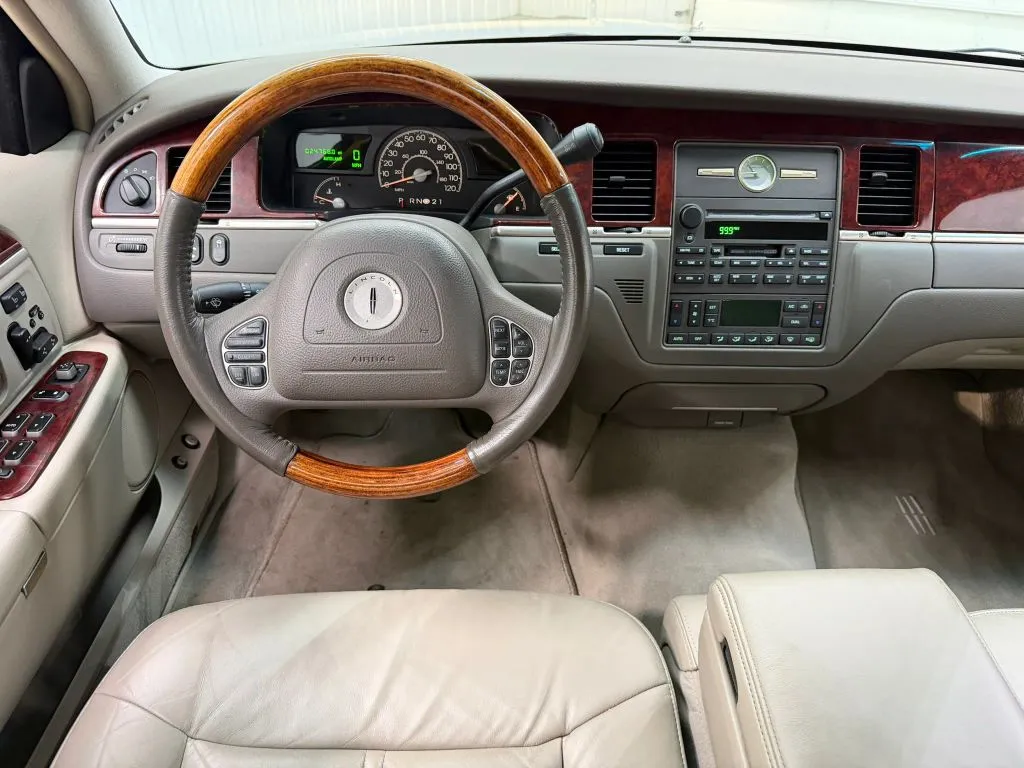 Lincoln Town Car photo 18