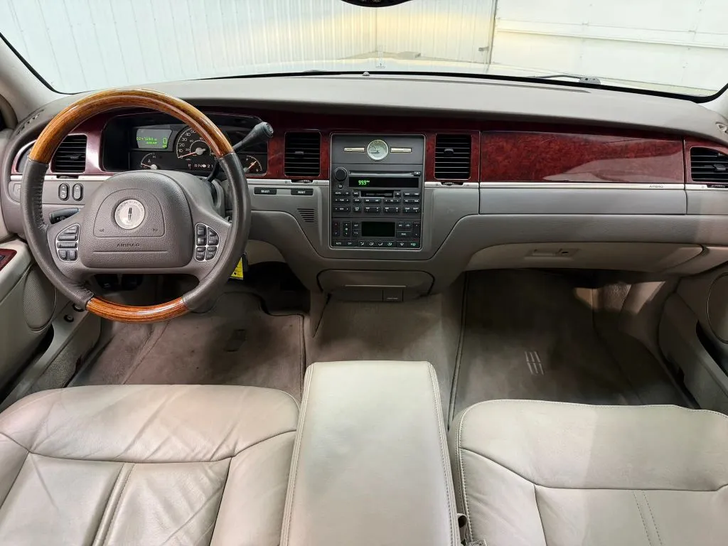 Lincoln Town Car photo 13
