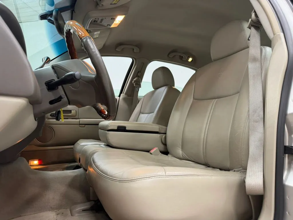 Lincoln Town Car photo 15