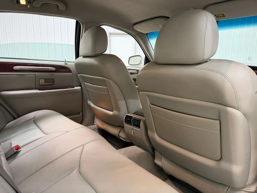 Lincoln Town Car photo 17