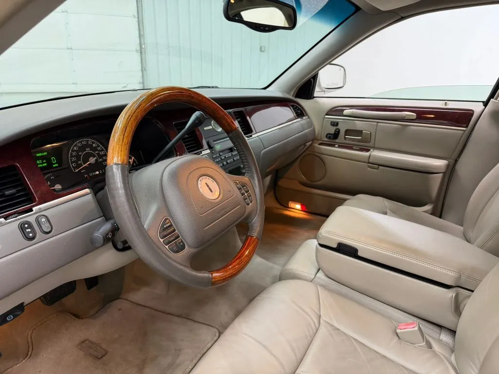 Lincoln Town Car photo 12