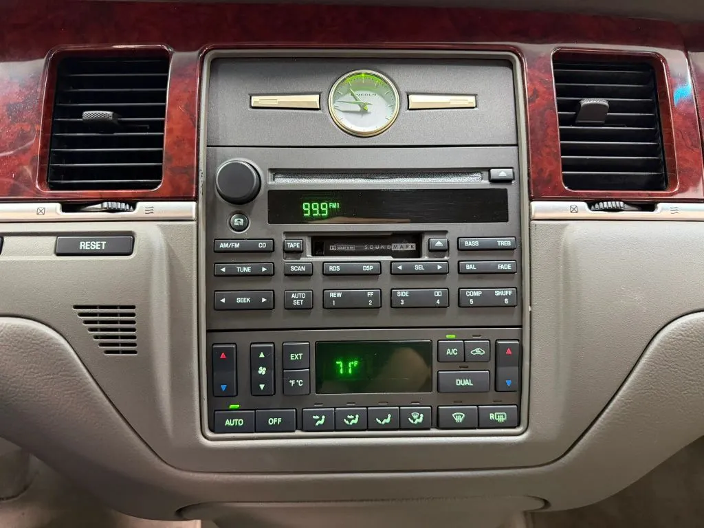 Lincoln Town Car photo 21