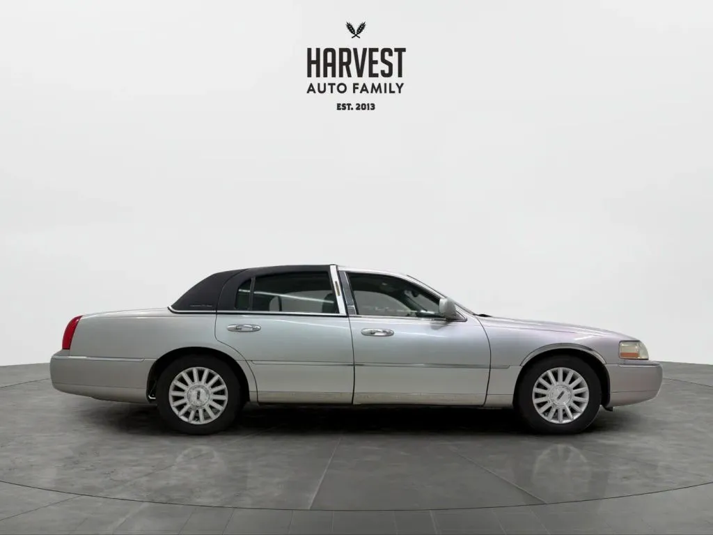 Lincoln Town Car photo 8