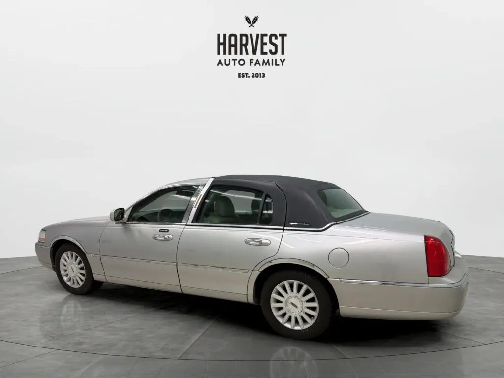 Lincoln Town Car photo 3