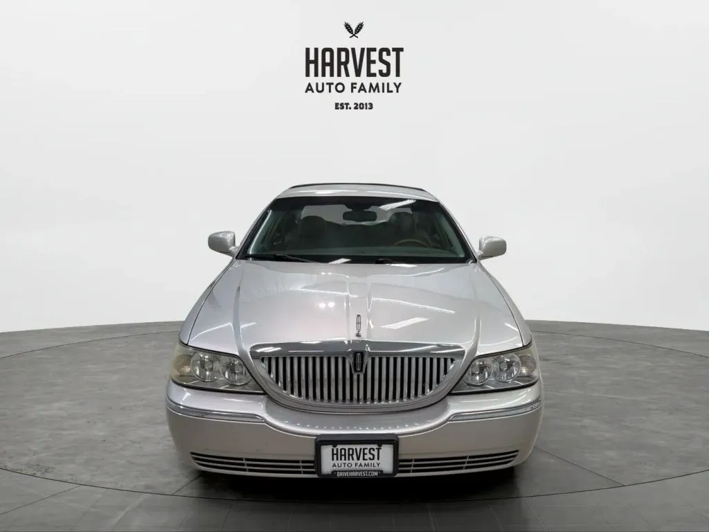 Lincoln Town Car photo 11