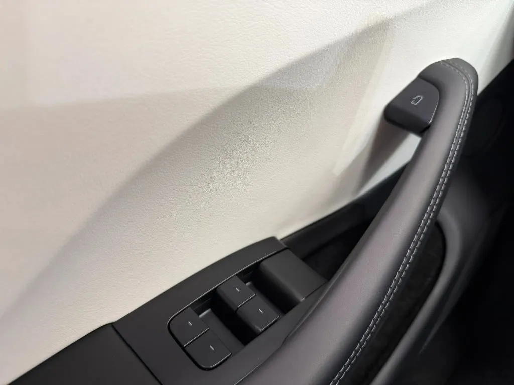 Tesla Model 3 photo 28