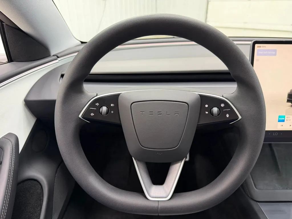 Tesla Model 3 photo 22