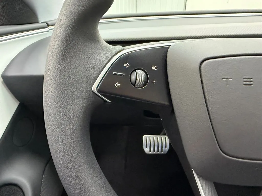 Tesla Model 3 photo 29
